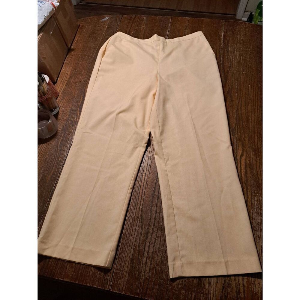 Alfred Dunner Women’s Size 16 Yellow Pleated Pants Elastic Waist Pockets